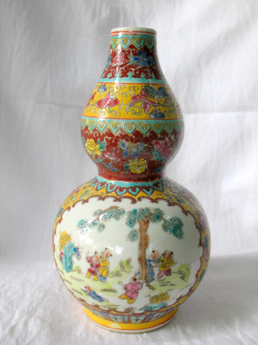 Vase gourde en porcelaine de Chine. Décor d'enfants jouant au ballon. Marque Qianlong-photo-2