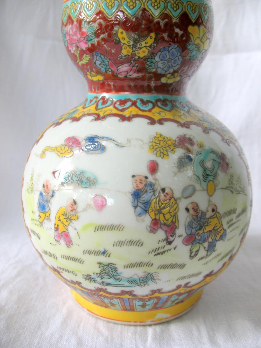 Vase gourde en porcelaine de Chine. Décor d'enfants jouant au ballon. Marque Qianlong-photo-3