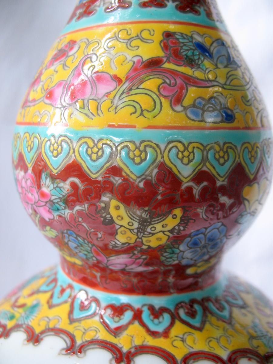 Vase gourde en porcelaine de Chine. Décor d'enfants jouant au ballon. Marque Qianlong-photo-4