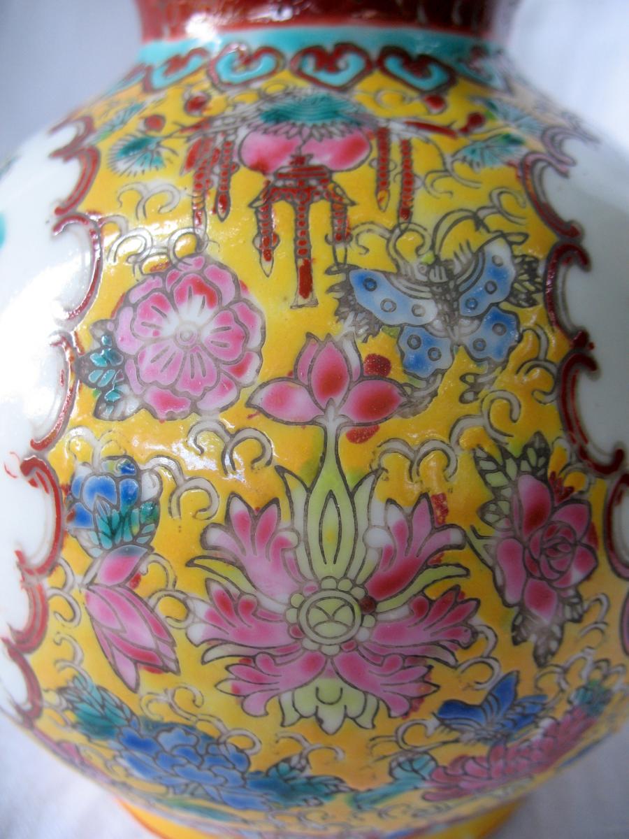Vase gourde en porcelaine de Chine. Décor d'enfants jouant au ballon. Marque Qianlong-photo-1