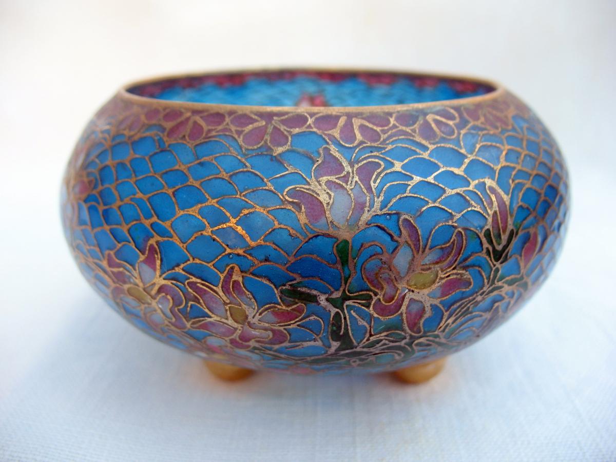 Coupe sur pieds en verre cloisonné façon vitraux. Chine, fin XIXème