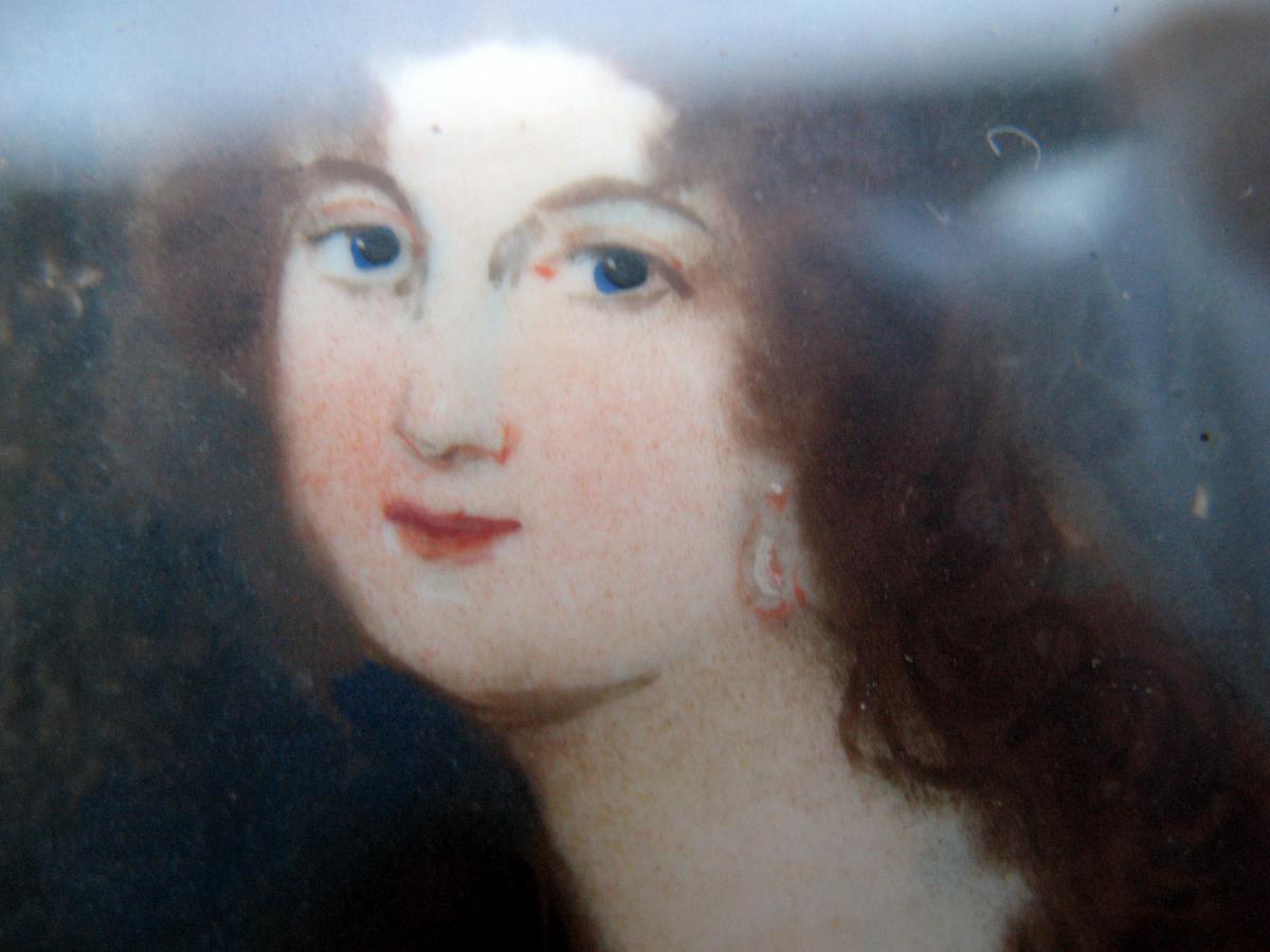 Portrait miniature d'une jeune femme signé Hall. Début XIXème-photo-3