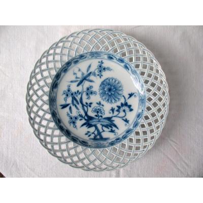 Assiette ajourée du XVIIIème siècle en porcelaine de Berlin. Décor Chine.