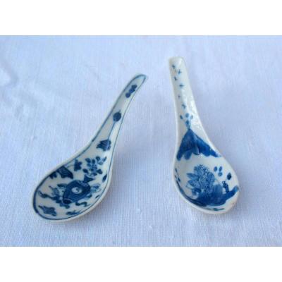 Deux cuillères à soupe ou à riz en porcelaine (blanc-bleu) de Hué. Vietnam, fin XIXème