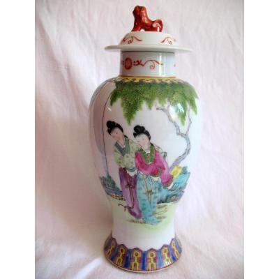 Vase couvert en porcelaine. Décor de personnages et chien de fô. Chine, XIXème