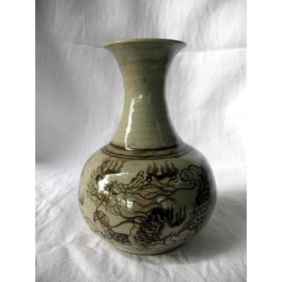 Vase bouteille en grès céladon. Décor au dragon. Dynastie Choson, Corée fin XVIIIème