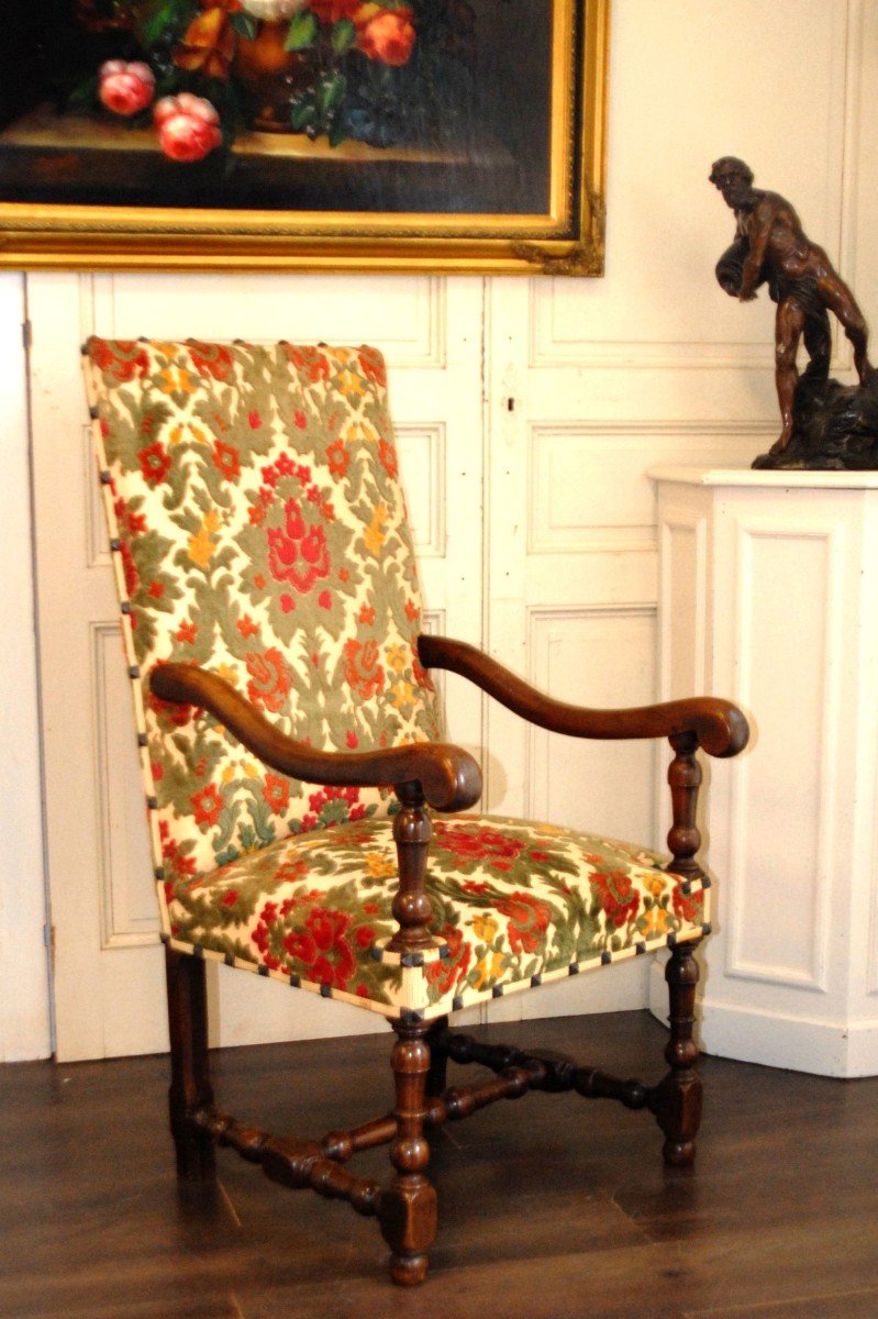 Fauteuil à Haut Dossier Plat  En Noyer de la Fin XVIIème, Style Louis XIII. Piètement Balustre.