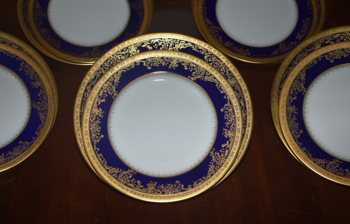 Suite d'Assiettes Haviland , Modèle Pompadour , Bleu De Four Et Incrustation, six assiettes à dessert, 6 assiettes à gâteaux.-photo-2