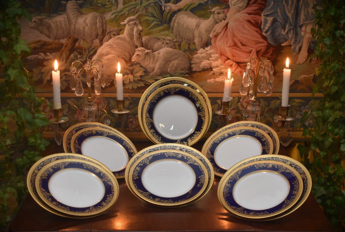 Suite d'Assiettes Haviland , Modèle Pompadour , Bleu De Four Et Incrustation, six assiettes à dessert, 6 assiettes à gâteaux.