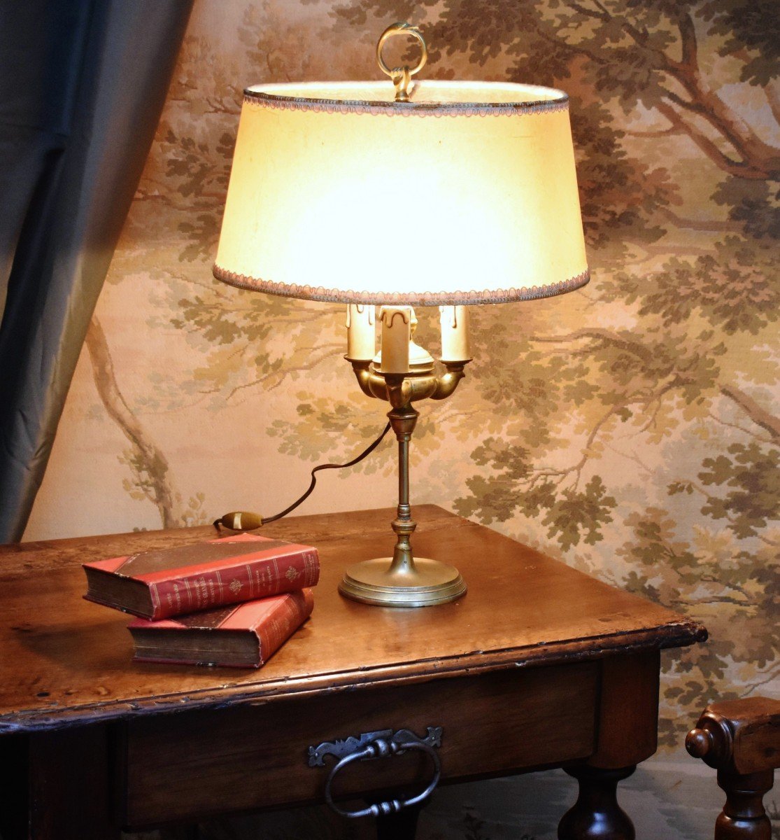Lampe &agrave; Huile  R&eacute;glable Mont&eacute;e &agrave; l&#039;&eacute;lectricit&eacute;,  Pied En Bronze Et Laiton &eacute;lectrifi&eacute;e ,  Trois lumi&egrave;res.