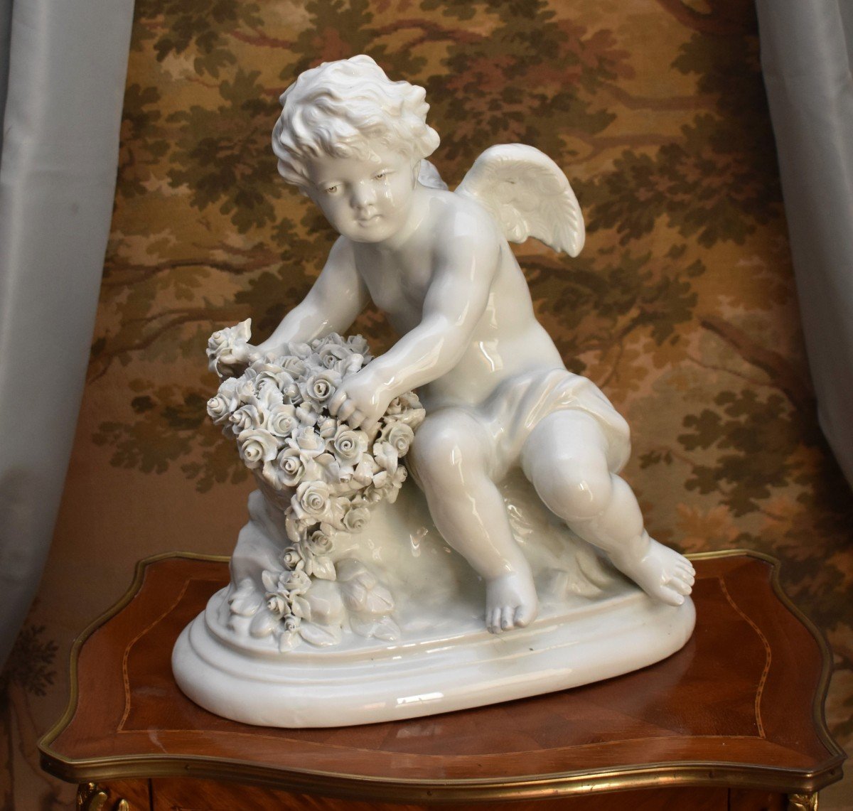 Grande Statue En Porcelaine Capodimonte, Naples,  Angelot Au Panier De Fleur, Signé Umberto Onesto, sculpture d'un  Putto ,-photo-1