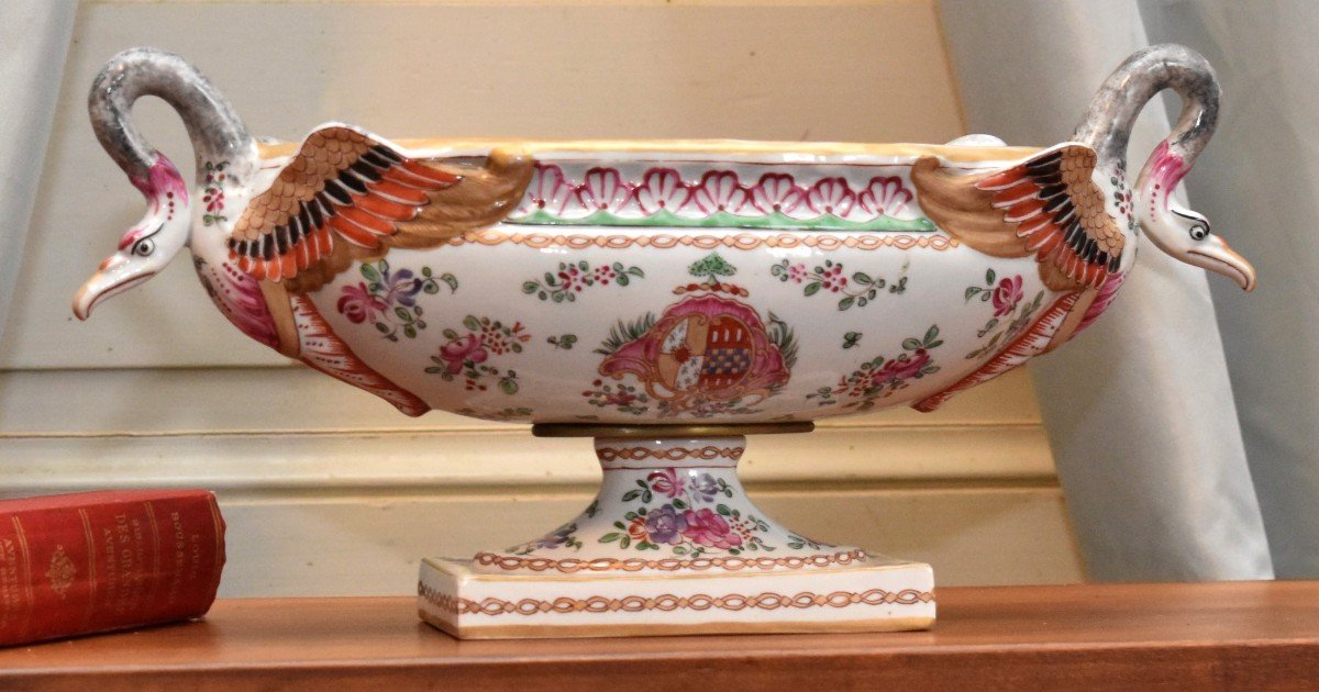 Coupe  En Porcelaine  et  Col De Cygne Par manufacture  Samson Paris, Centre De Table, Jardinière , décor Blason et bouquet de fleurs.-photo-2