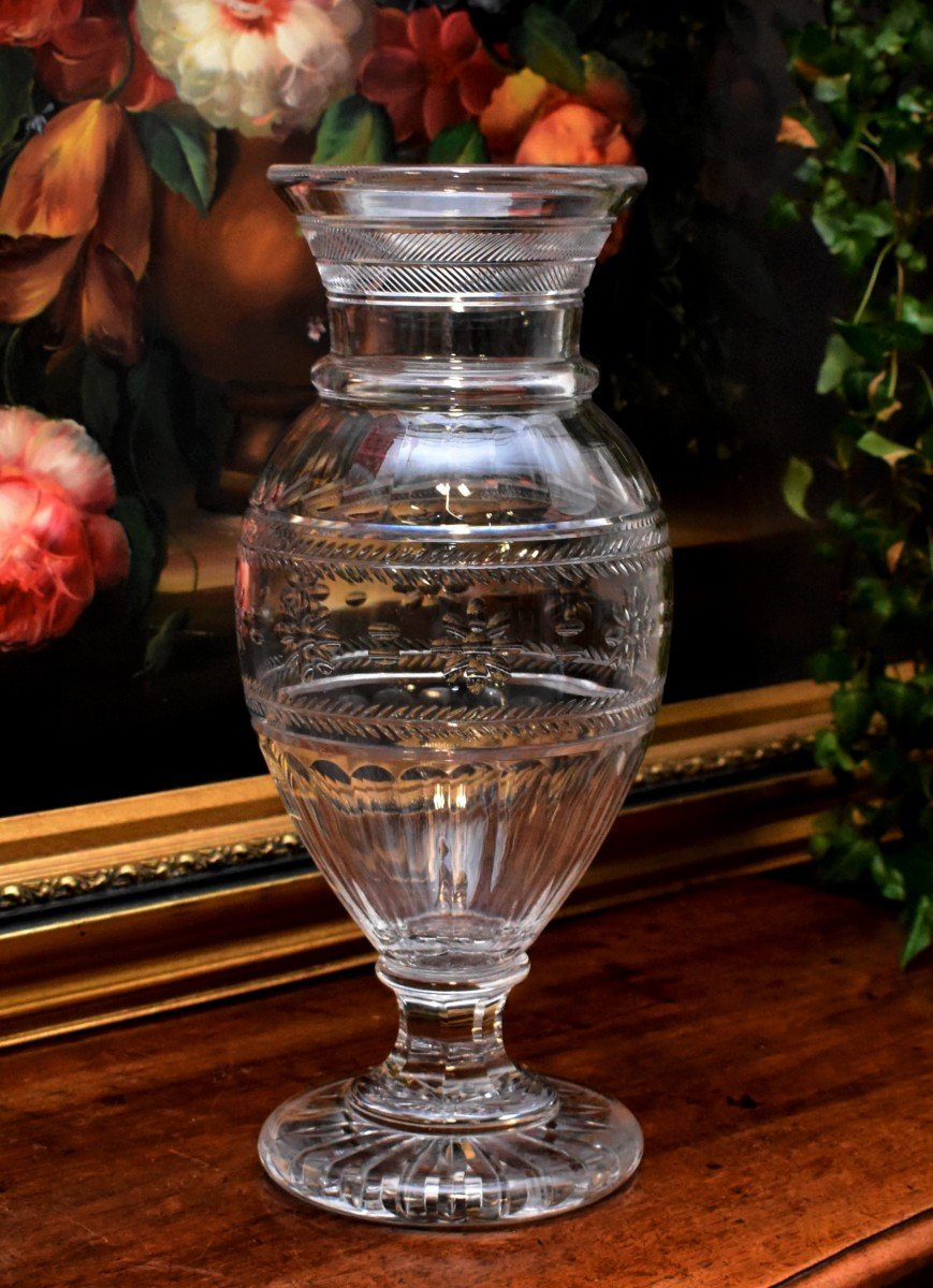 Grand Vase balustre  En Cristal De Baccarat, Taillé et ciselé  Main.