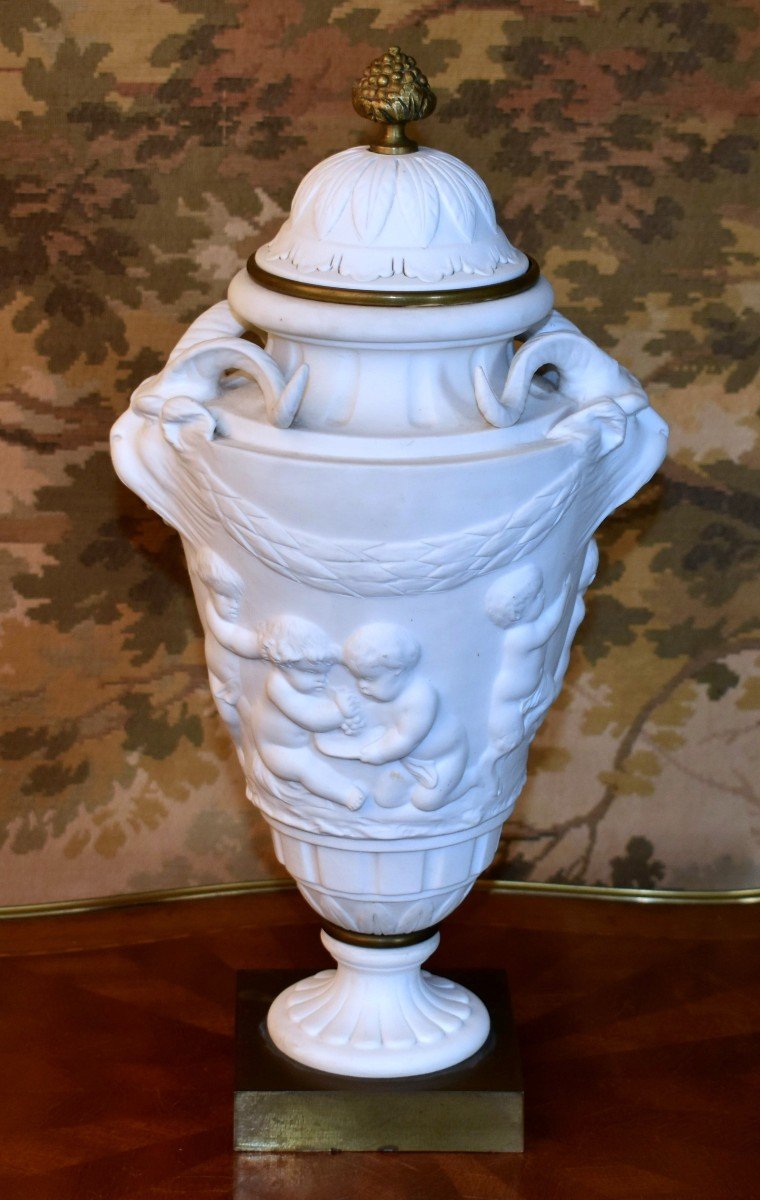 Samson , Grand vase  en biscuit  blanc  de porcelaine - cassolette Manufacture Samson d'après Sèvres  et inspiré d'un  modèle du sculpteur  Clodion.-photo-2