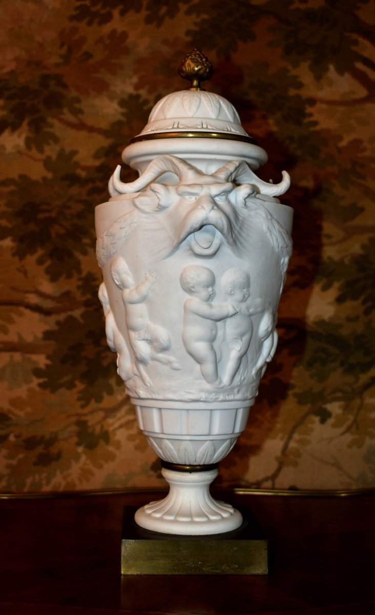 Samson , Grand vase  en biscuit  blanc  de porcelaine - cassolette Manufacture Samson d'après Sèvres  et inspiré d'un  modèle du sculpteur  Clodion.-photo-1