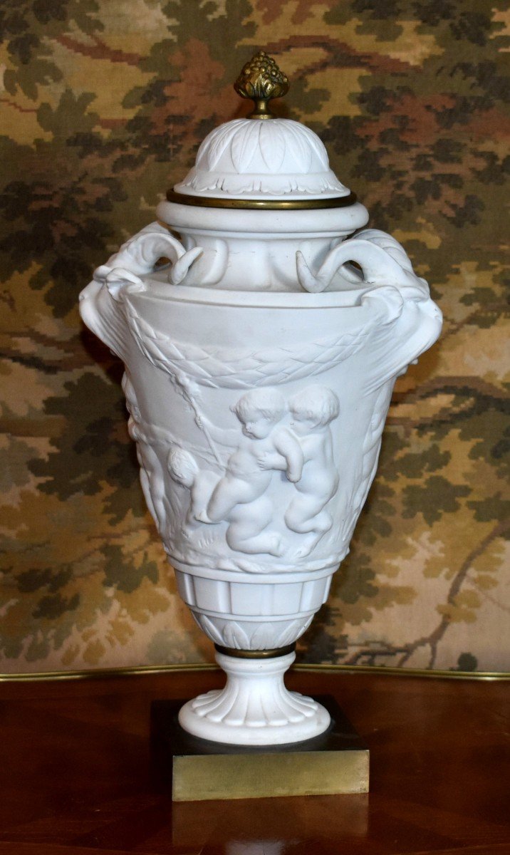 Samson , Grand vase  en biscuit  blanc  de porcelaine - cassolette Manufacture Samson d'après Sèvres  et inspiré d'un  modèle du sculpteur  Clodion.