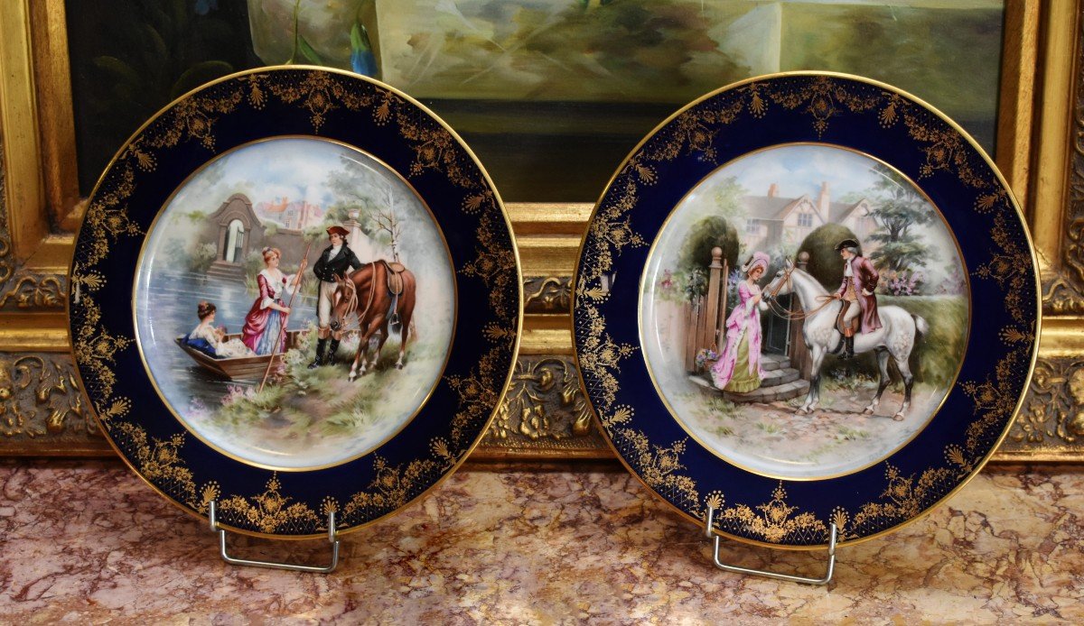 William Guerin, Paire De Plats  décoratifs  En Porcelaine De Limoges, Décor Polychrome  Scène Galante  réhaussé or  sur fond bleu de four