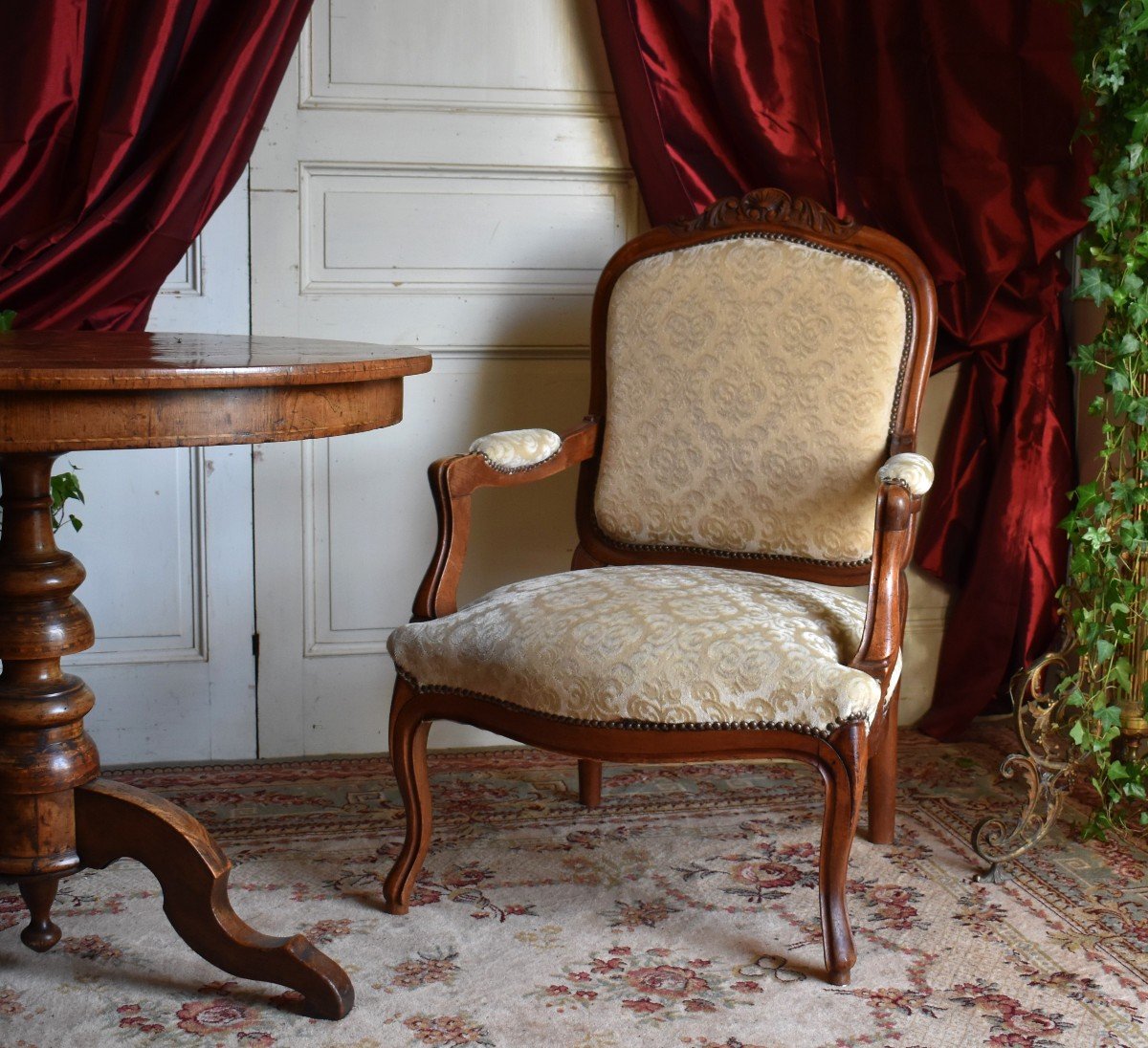 Paire De Fauteuils à La Reine De Style Louis XV En Noyer, Large Dossier, XIXe Siècle. Velours beige clair . assise refaite.-photo-2