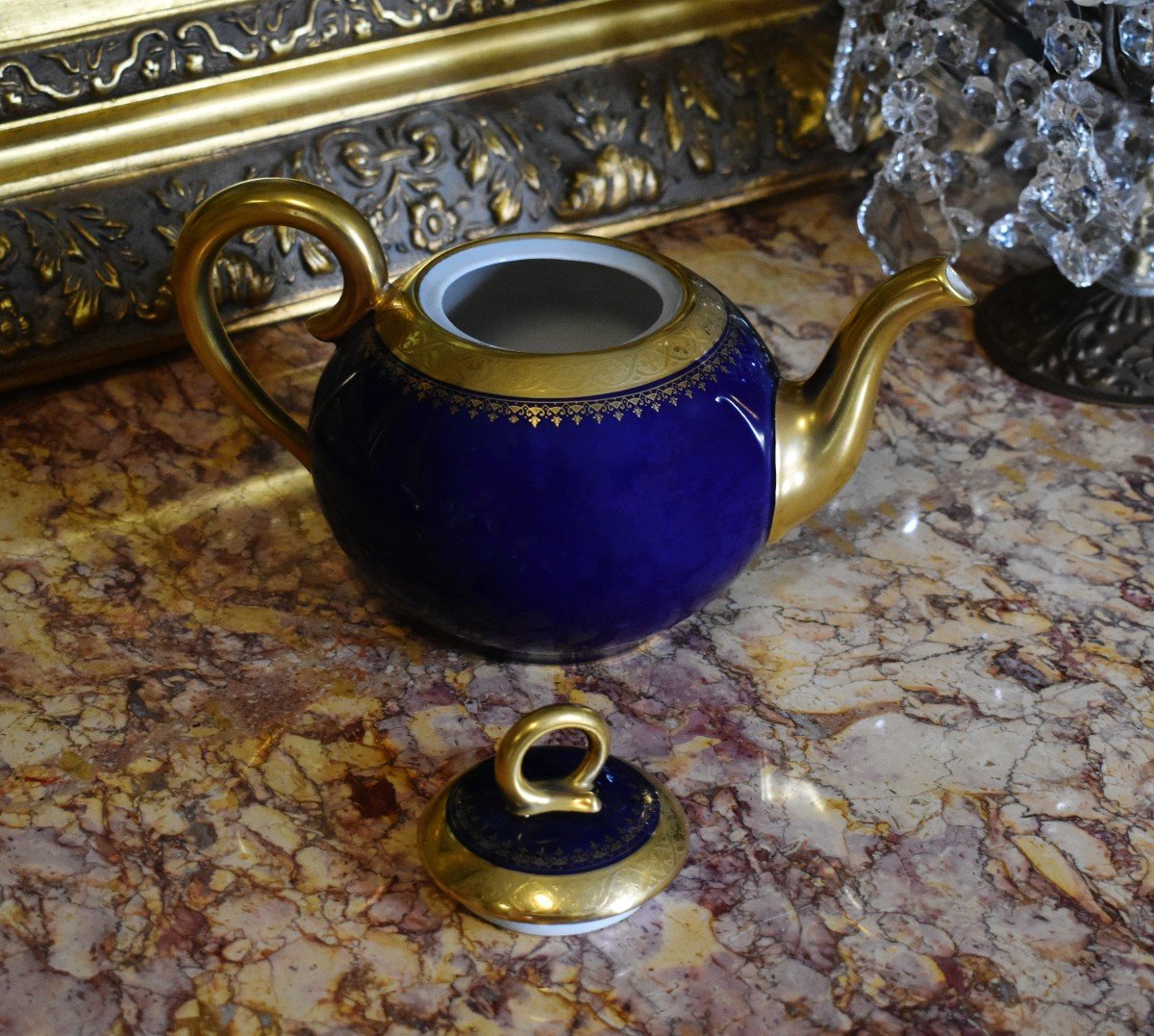 Verseuse, Cafetière ou Théière En Porcelaine De Limoges En Bleu De Four Et double Incrustation Or poli à l'agate.-photo-3