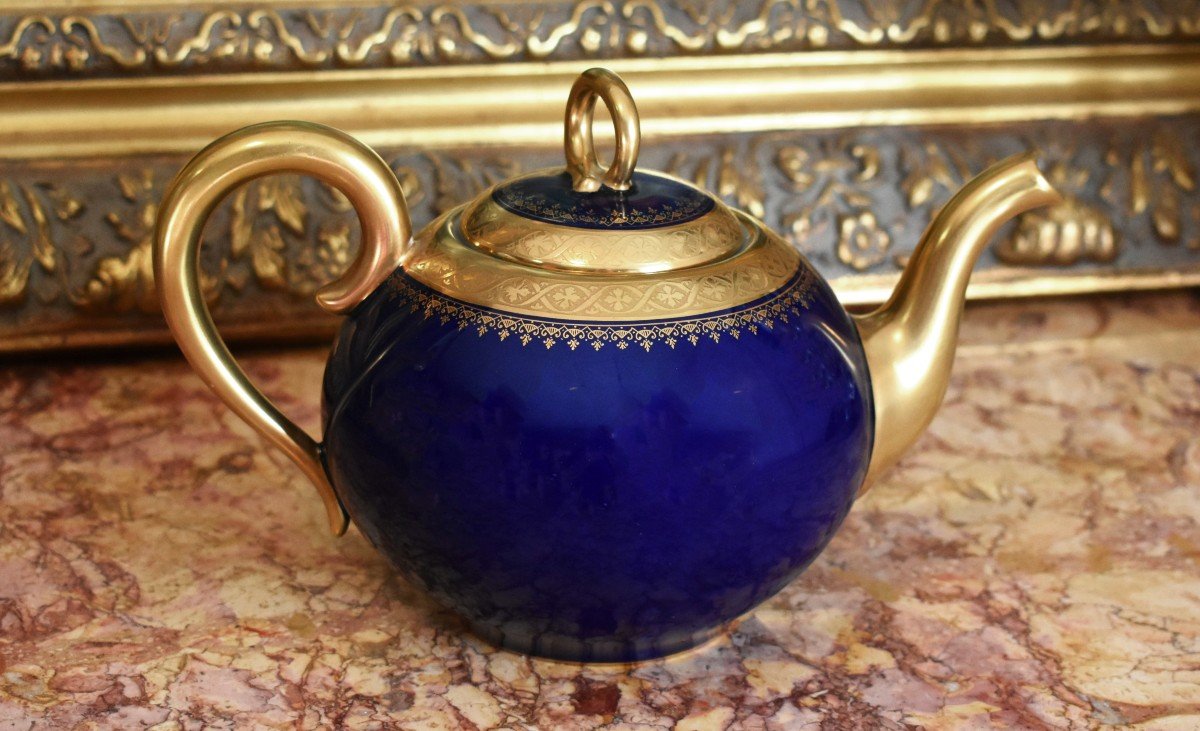 Verseuse, Cafetière ou Théière En Porcelaine De Limoges En Bleu De Four Et double Incrustation Or poli à l'agate.