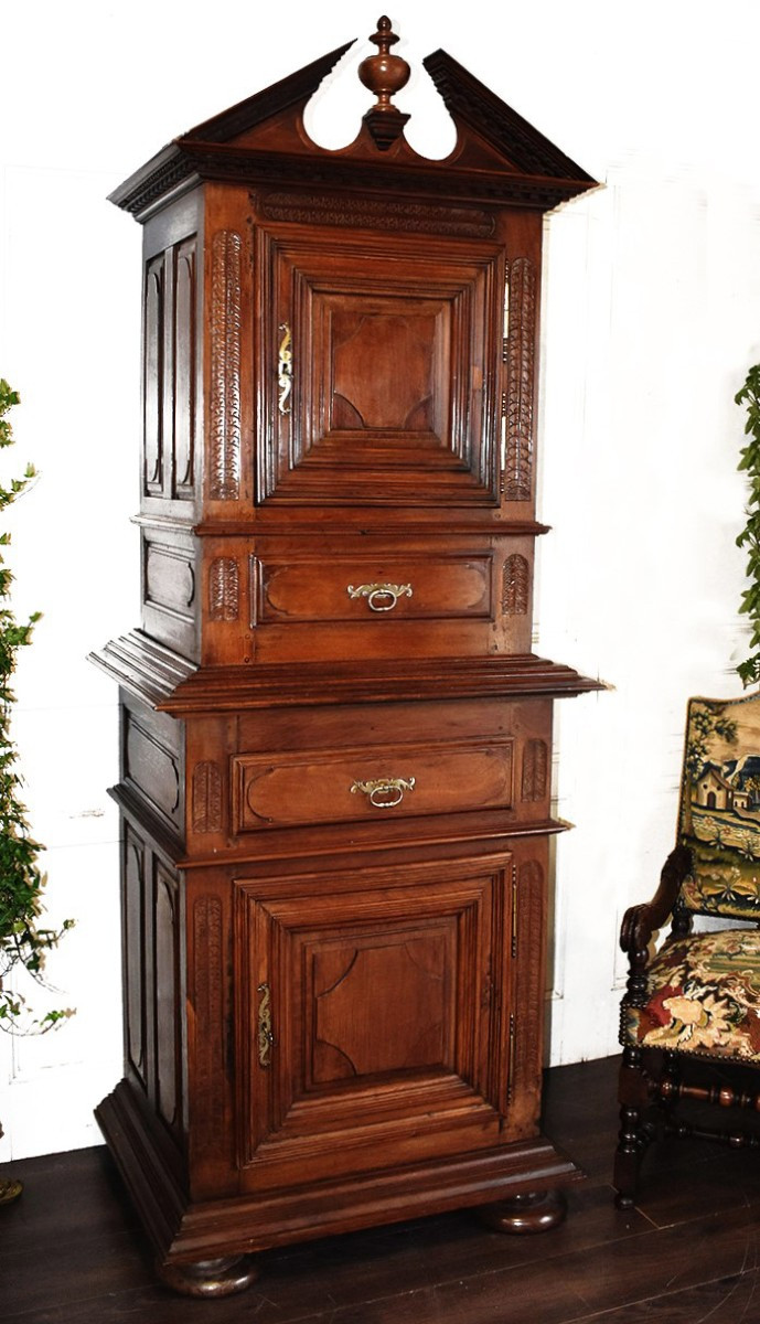 Homme Debout Louis XIII ,  cabinet en noyer massif à deux Parties superposées,  Haut En Diminutif  avec  Fronton ,  