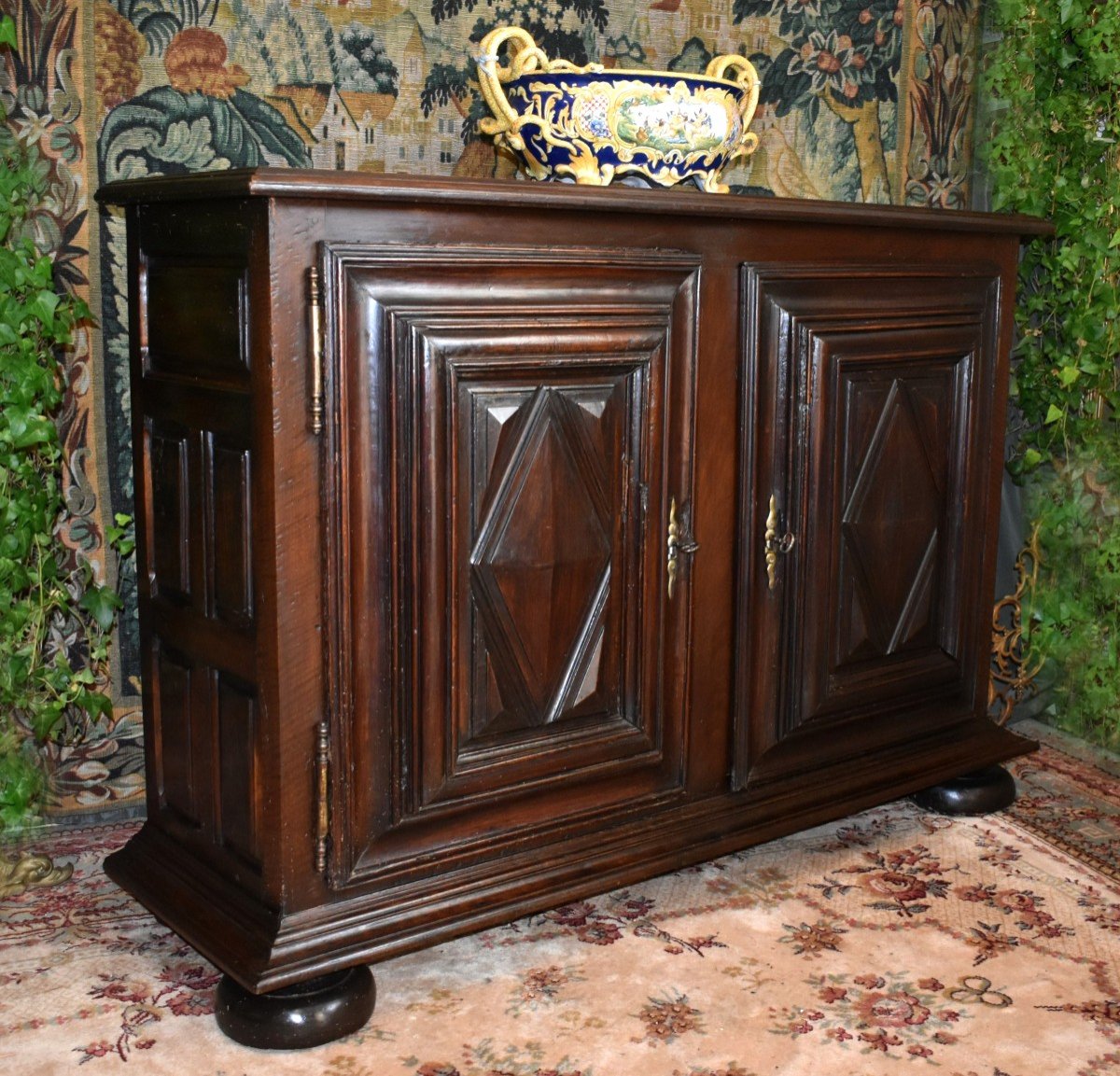 Buffet Bas De Style Louis XIII En Noyer Massif, &agrave; Deux Vantaux.  2 Portes En Pointes De Diamant