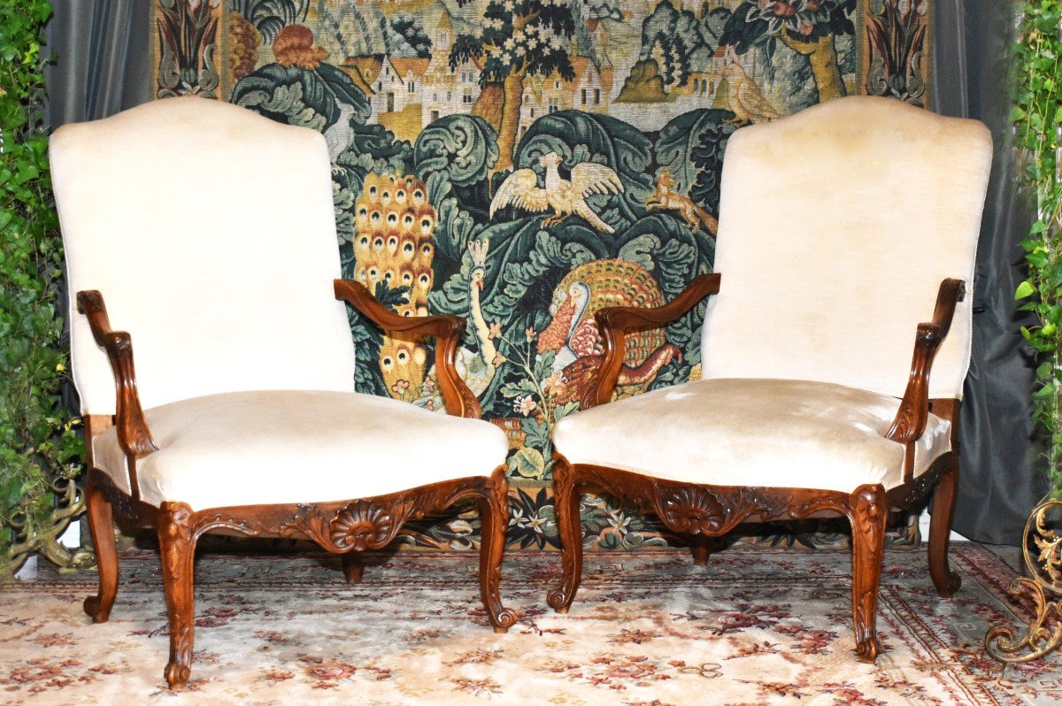 Paire De Fauteuils De Style Régence En Noyer Massif, haut dossier et assise large, tissu velours.