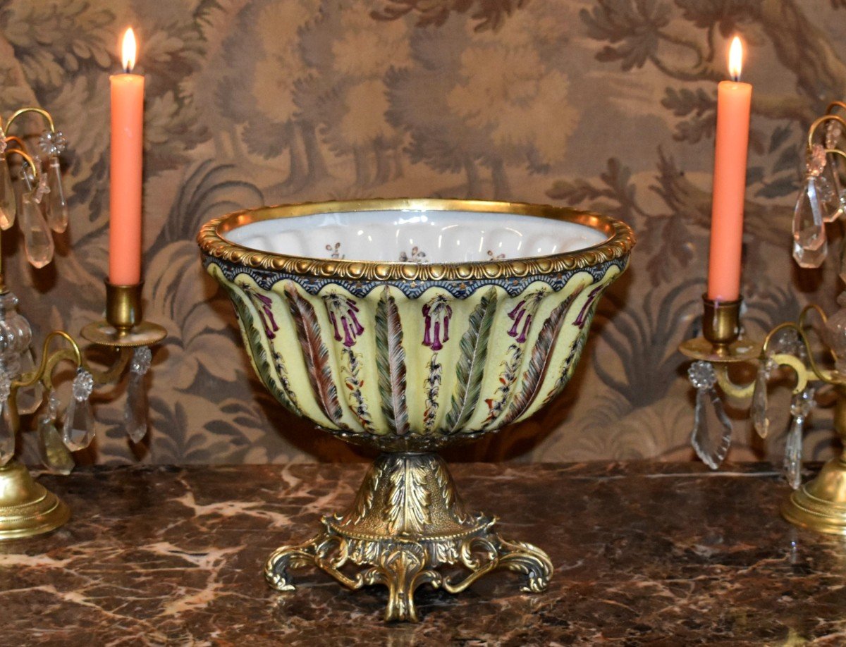 Coupe En Faïence Craquelée Sur Pied Bronze , Décor Floral Et Godrons