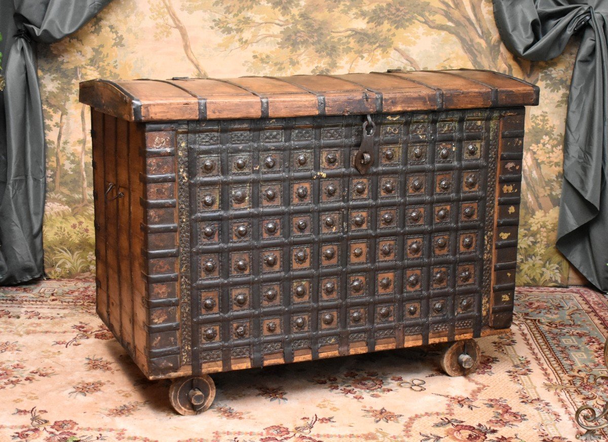 Large Indian Chest On Wheels, Covered With Iron, Rajasthan Region, Exotic Wood, India. XIXè.