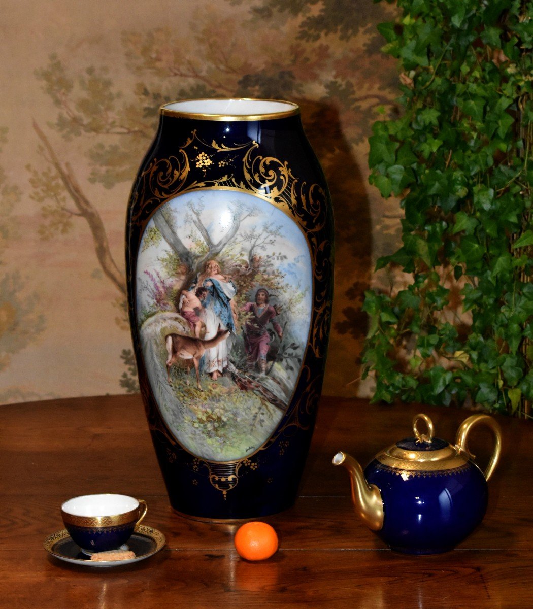 Très Important Vase En Porcelaine De Limoges En Bleu De Four Et Scène Mythologique Nordique, décor animé en forêt , chasseur à l'arc, jeune femme, enfant , biche dans forêt-photo-4