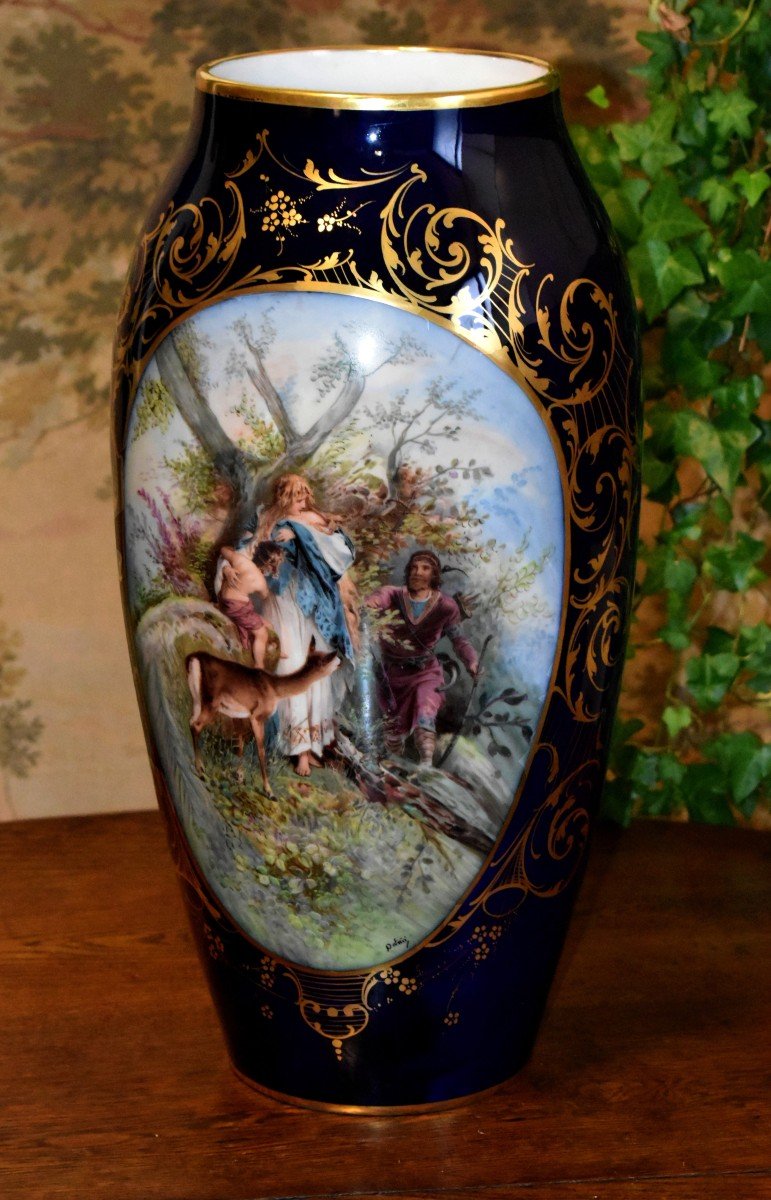 Très Important Vase En Porcelaine De Limoges En Bleu De Four Et Scène Mythologique Nordique, décor animé en forêt , chasseur à l'arc, jeune femme, enfant , biche dans forêt-photo-3