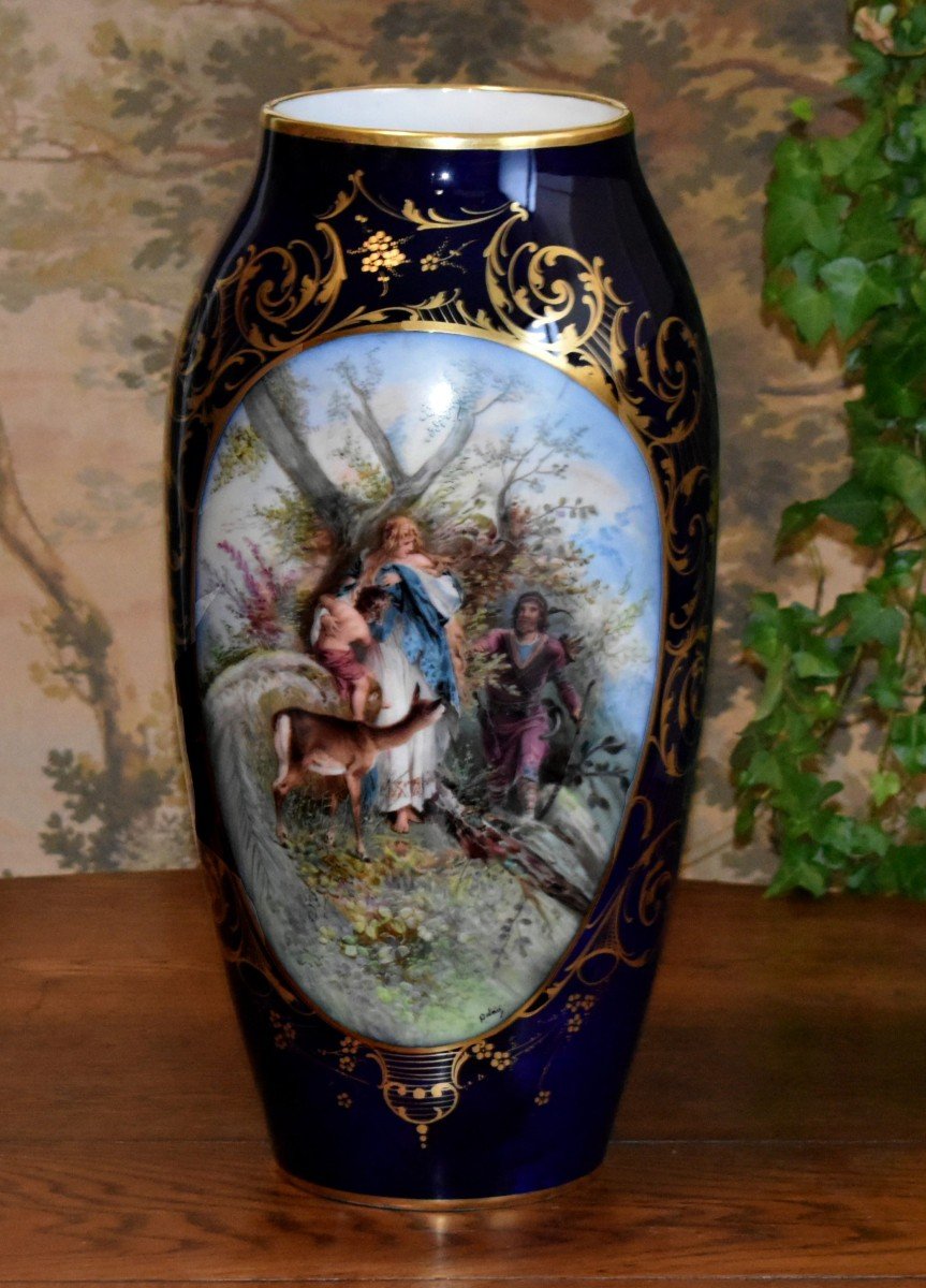 Très Important Vase En Porcelaine De Limoges En Bleu De Four Et Scène Mythologique Nordique, décor animé en forêt , chasseur à l'arc, jeune femme, enfant , biche dans forêt-photo-2