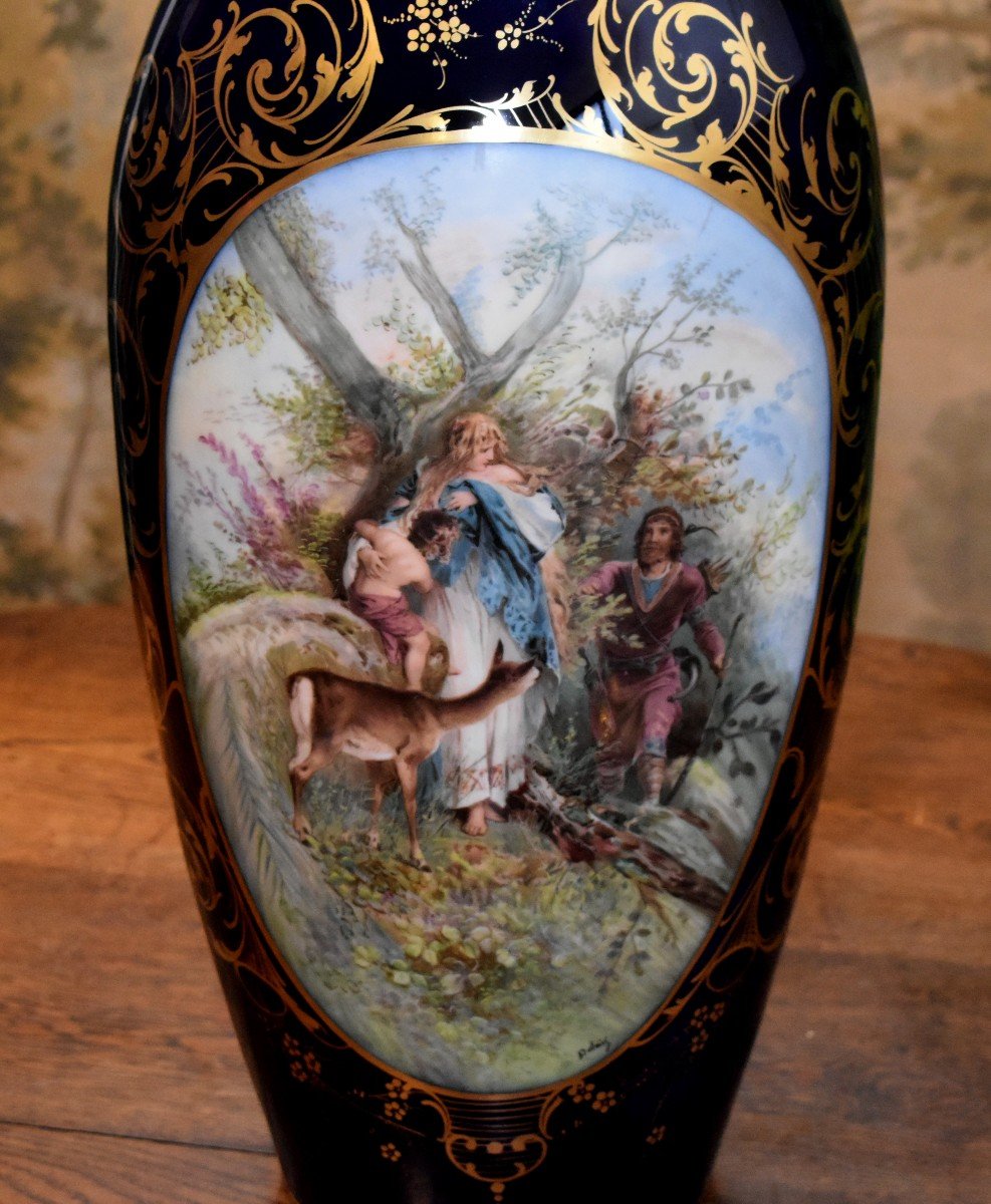 Très Important Vase En Porcelaine De Limoges En Bleu De Four Et Scène Mythologique Nordique, décor animé en forêt , chasseur à l'arc, jeune femme, enfant , biche dans forêt-photo-3