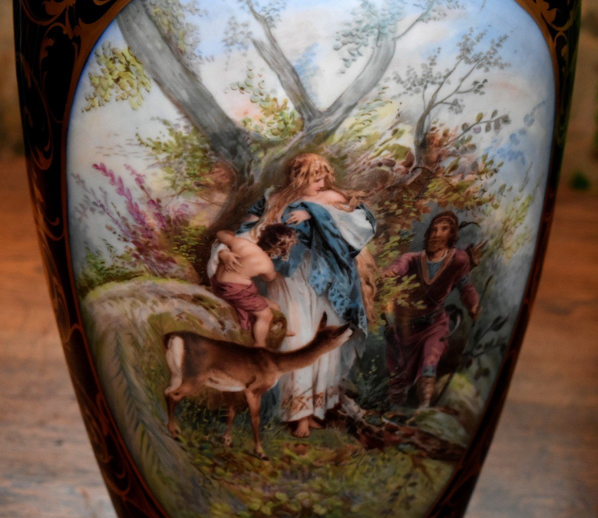 Très Important Vase En Porcelaine De Limoges En Bleu De Four Et Scène Mythologique Nordique, décor animé en forêt , chasseur à l'arc, jeune femme, enfant , biche dans forêt-photo-4