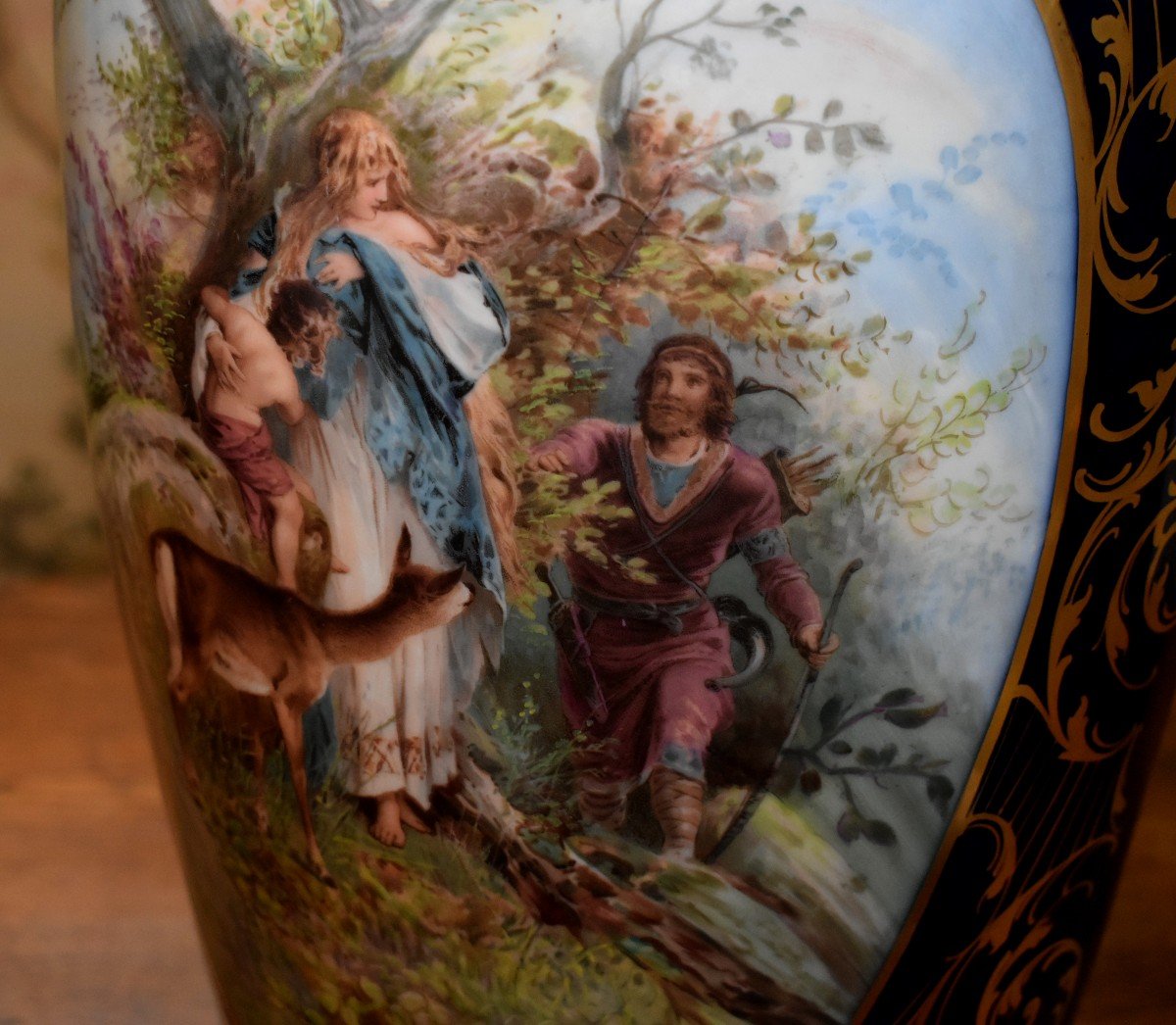 Très Important Vase En Porcelaine De Limoges En Bleu De Four Et Scène Mythologique Nordique, décor animé en forêt , chasseur à l'arc, jeune femme, enfant , biche dans forêt-photo-5