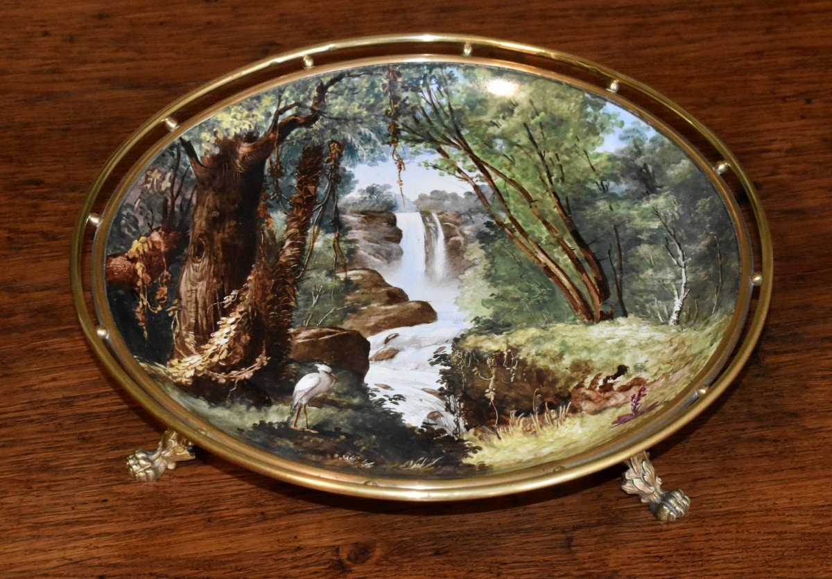 Grande Coupe Décor paysage Peint Main, Centre De Table En Porcelaine , Plat Monté Sur Socle En Bronze. décor de cascade , rivière et héron;-photo-2