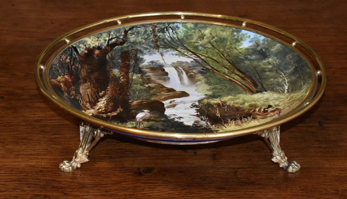 Grande Coupe Décor paysage Peint Main, Centre De Table En Porcelaine , Plat Monté Sur Socle En Bronze. décor de cascade , rivière et héron;-photo-3