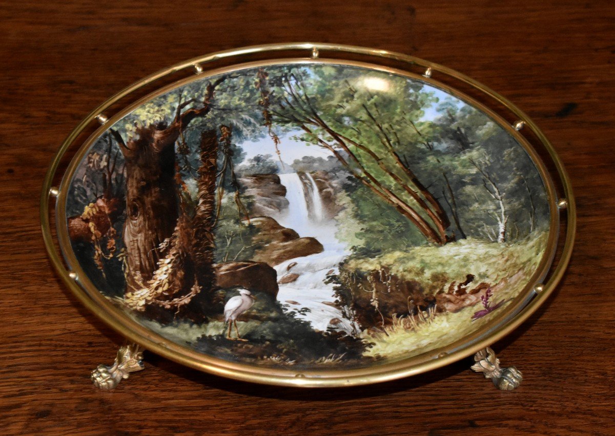 Grande Coupe Décor paysage Peint Main, Centre De Table En Porcelaine , Plat Monté Sur Socle En Bronze. décor de cascade , rivière et héron;