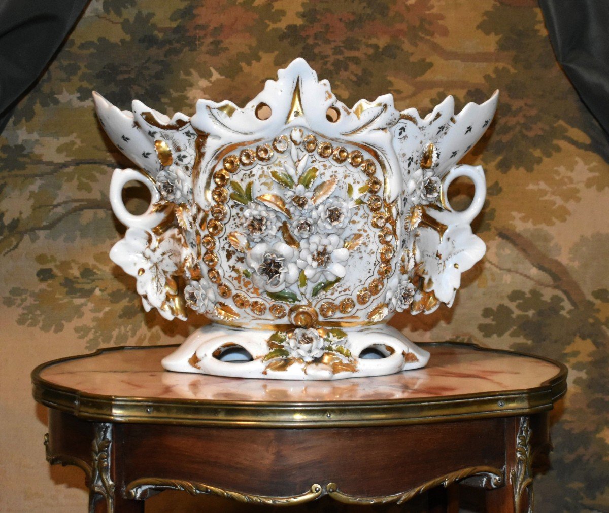 Grande Coupe, Important Vase En Porcelaine De Limoges, Jardinière Napoléon III à Décor En Relief. XIXe.