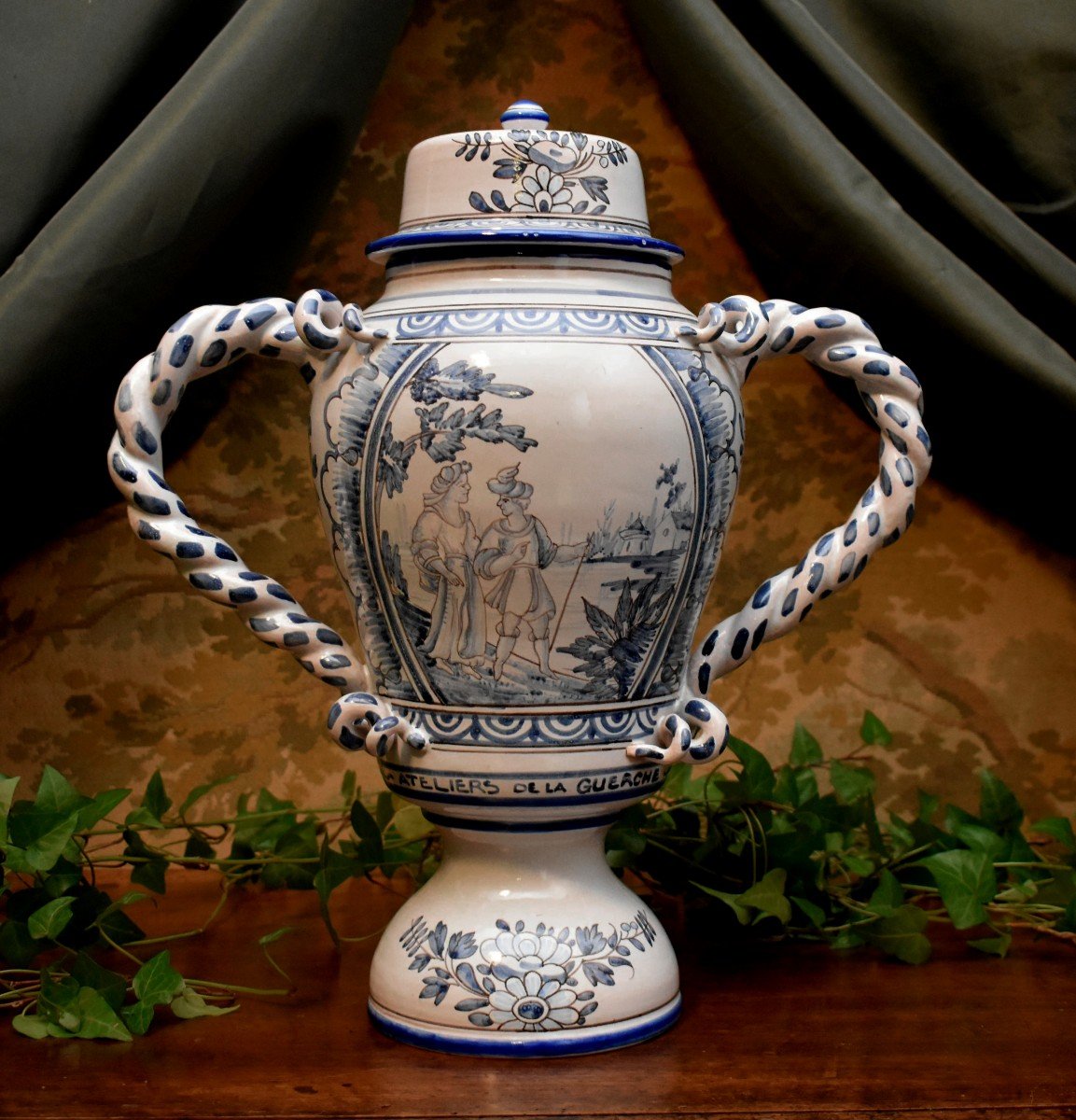 Grand Pot Couvert , Vase En Faïence De Jean  Montagnon à Nevers, Décor Scènes Animées Camaïeu Bleu-photo-2
