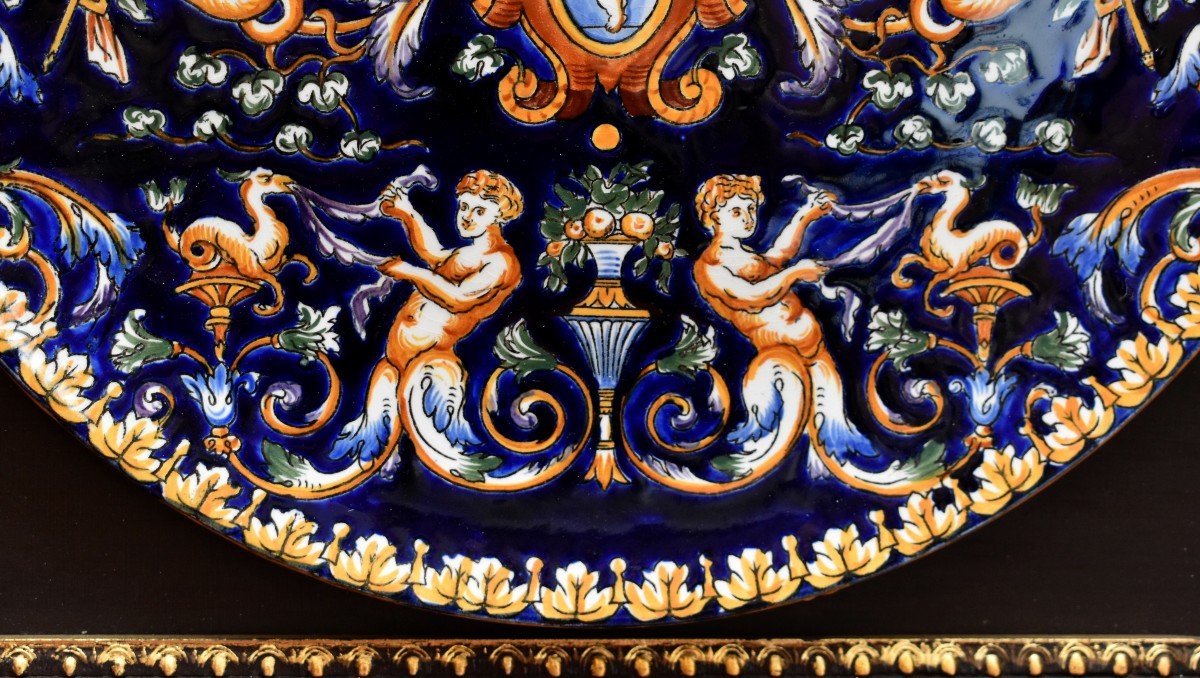  Grand Plat Décoratif En Faïence De Gien Modèle Renaissance Italienne , Cadre En Bois Noirci , -photo-1
