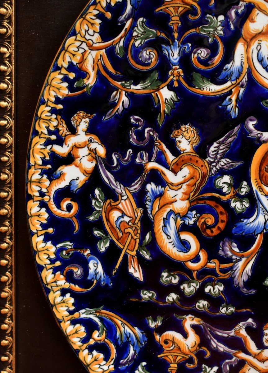  Grand Plat Décoratif En Faïence De Gien Modèle Renaissance Italienne , Cadre En Bois Noirci , -photo-4