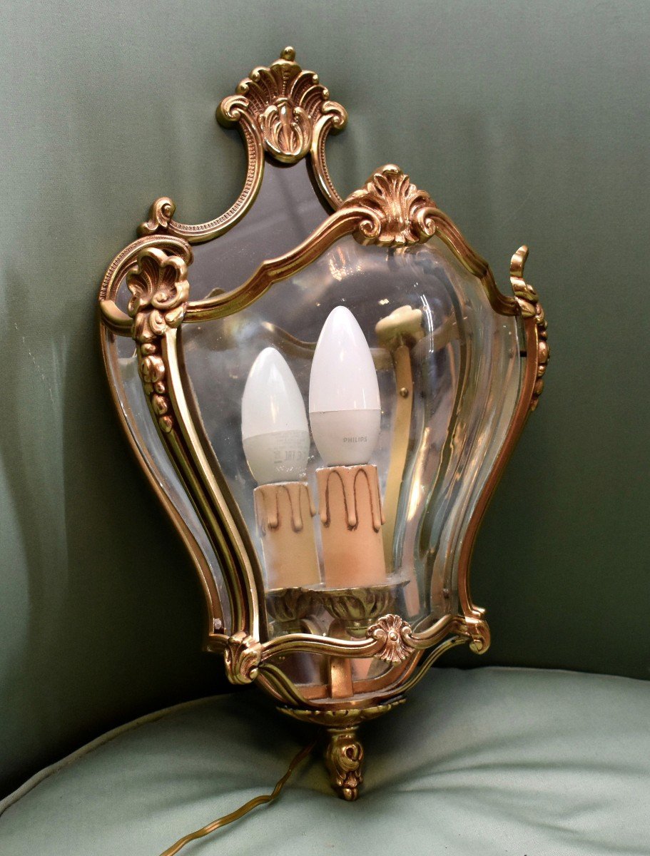 Louis XV Style Wall Lamp In Bronze, Curved Glasses And Mirror Background, Rocaille Shell Decor-photo-3