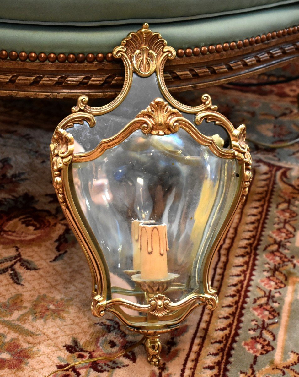 Louis XV Style Wall Lamp In Bronze, Curved Glasses And Mirror Background, Rocaille Shell Decor