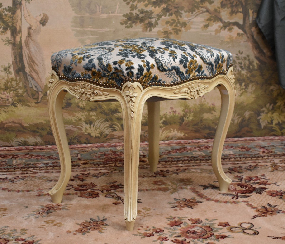 Tabouret De Style Louis XV En Bois Laqué Blanc Cassé,  Tissu Velours Gaufré, Bout De Pied Peint-photo-3
