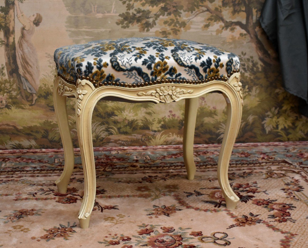 Tabouret De Style Louis XV En Bois Laqué Blanc Cassé,  Tissu Velours Gaufré, Bout De Pied Peint