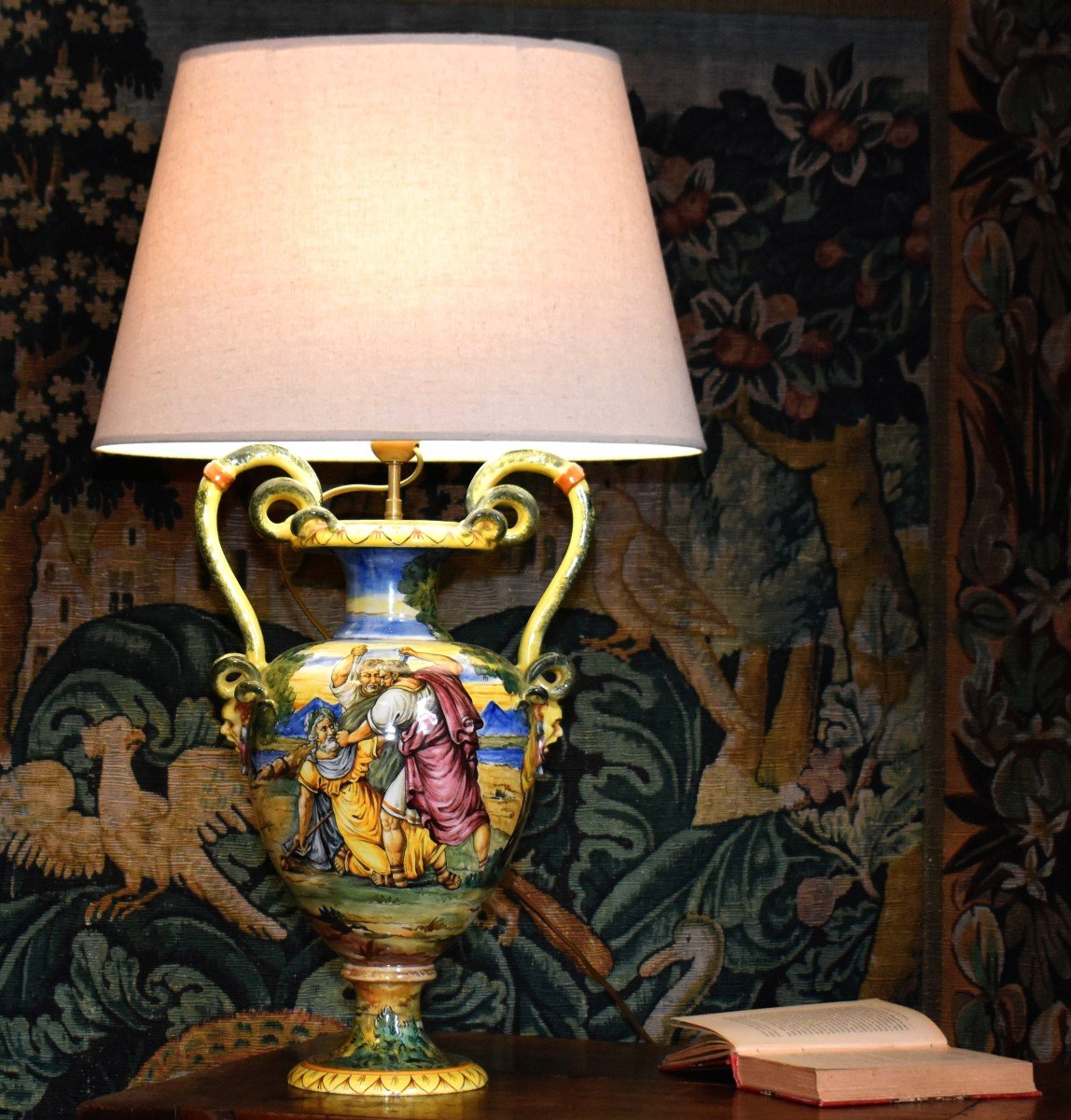 Grande Lampe En Faïence Italienne, Majolique Dans Le Goût d'Urbino, Décor à l'Antique, Fin XIXè
