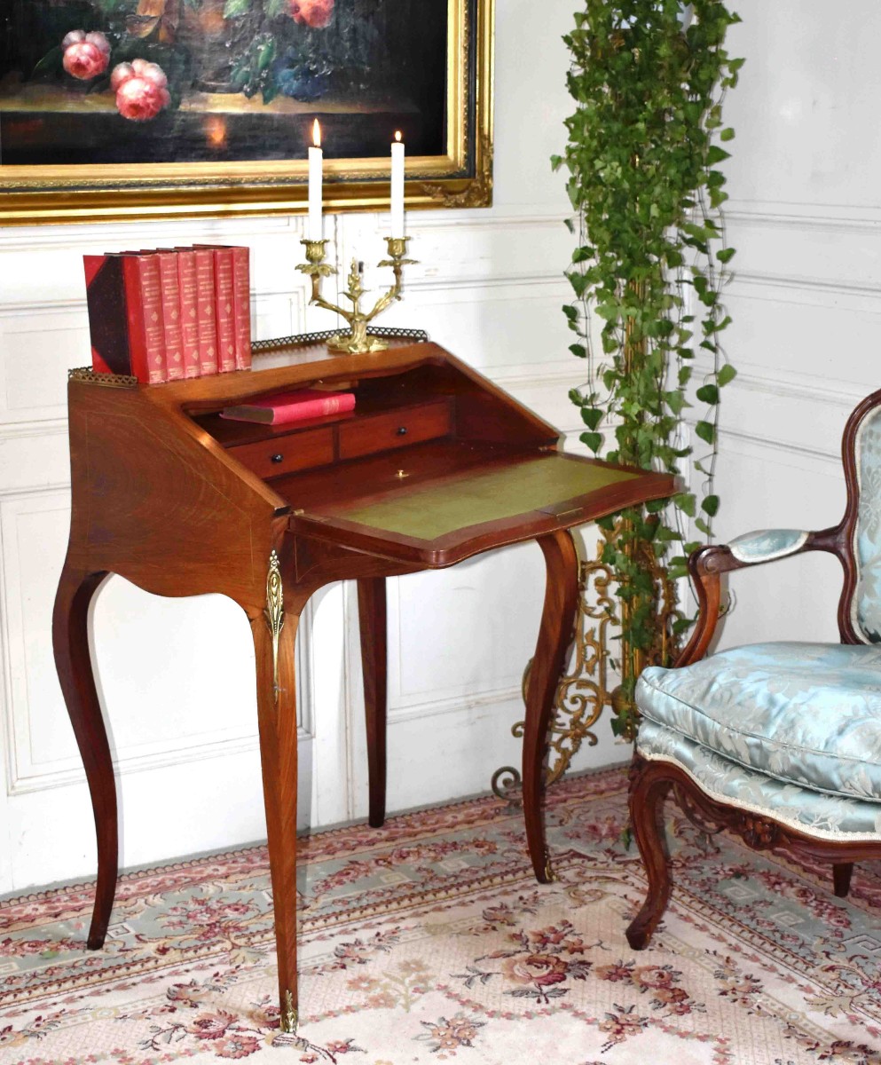 Bureau De Pente, Dos d'âne , Secrétaire De Dame à Décor Floral En Marqueterie, Style Louis XV. 