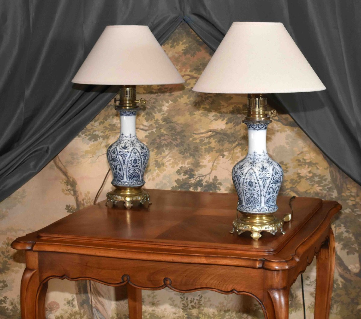 Paire De Lampes En Porcelaine Montées Sur Socle En Bronze, Décor Floral Bleu , Abat-jour Récent-photo-2