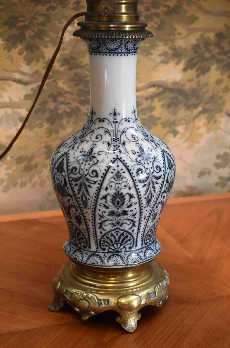 Paire De Lampes En Porcelaine Montées Sur Socle En Bronze, Décor Floral Bleu , Abat-jour Récent-photo-4